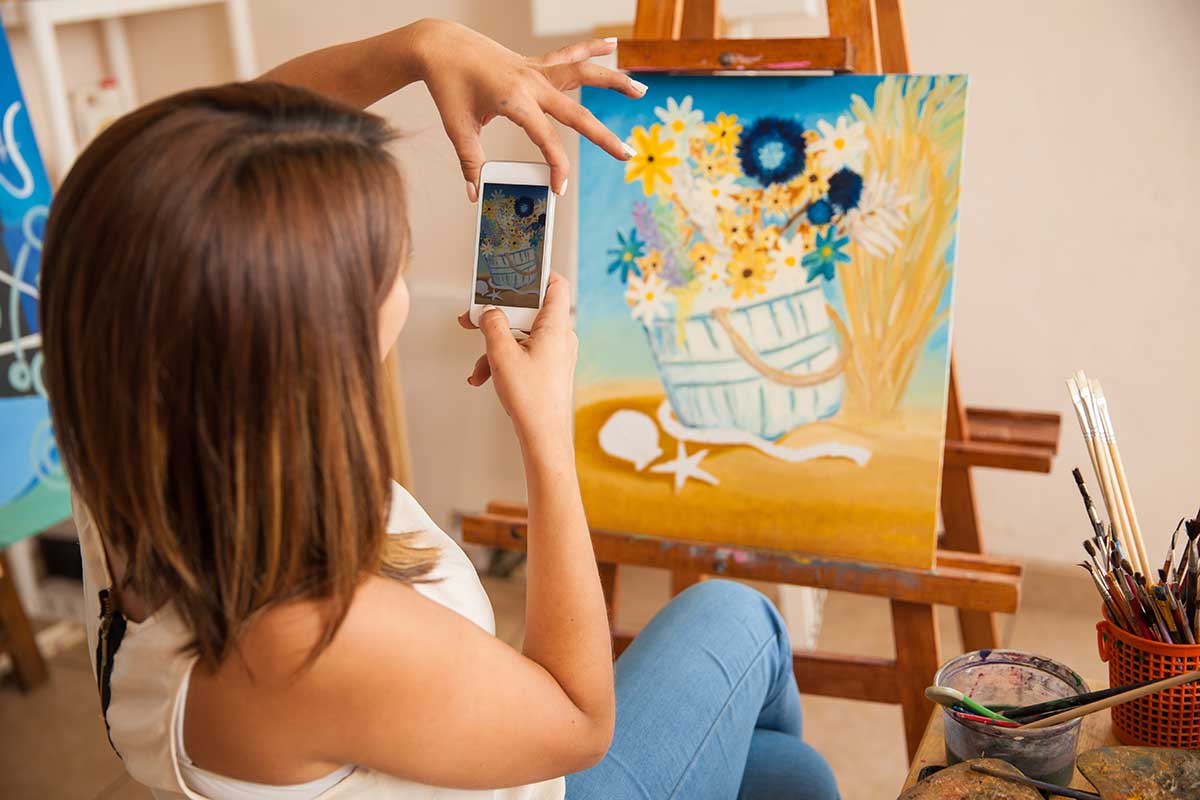 Una guida illustrata che spiega come fotografare quadri ed evitare i riflessi prima di pubblicarli sui social.