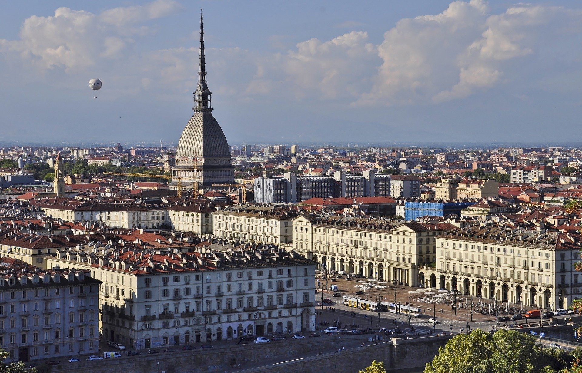 Panorama di Torino che mette i mostra i diversi stili architettonici della città, stili che influenzano le opere dei pittori contemporanei torinesi.