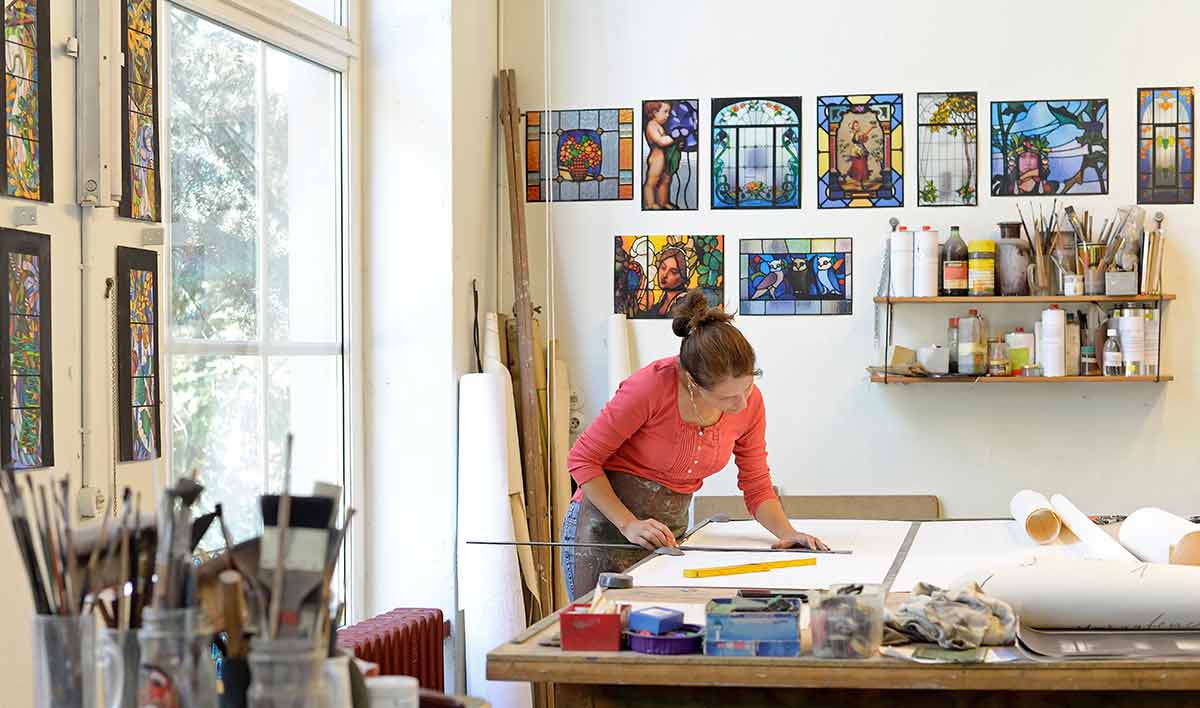Artista che pianifica le dimensioni di un dipinto per il calcolo del prezzo di un quadro