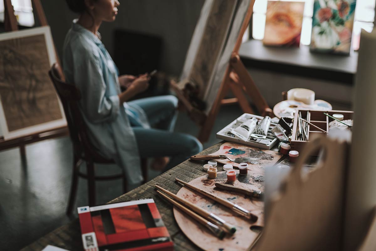 Il lavoro e la ricerca di un'artista nel suo studio, fattori che determinano il prezzo di un quadro