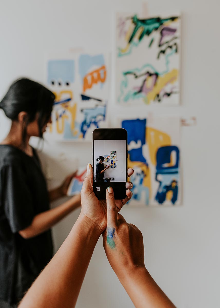 Strategie pratiche per presentare e promuovere quadri d'arte, locandine di mostre e premi sui tuoi profili social.